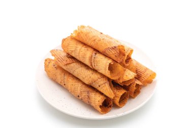 Beyaz arka planda izole edilmiş çıtır çıtır kalamar ruloları.