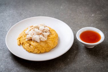 omlet Yengeç eti ve chili sos ile