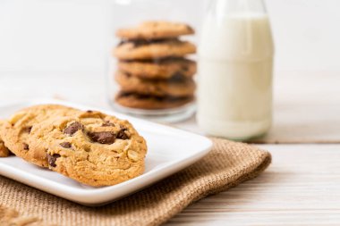 ahşap zemin üzerine çikolata parçaları ile tanımlama