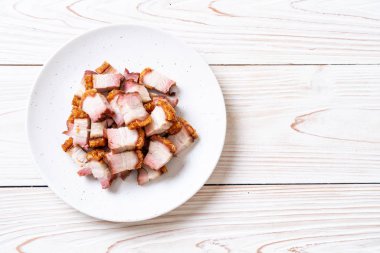 Kıtır kıtır domuz eti mi yoksa kızarmış domuz eti mi?