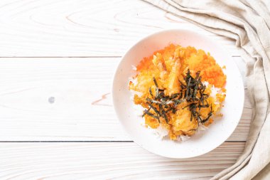 karides tempura pirinç kase karides yumurta ve yosun - Japon gıda tarzı