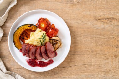 Kızarmış ördek göğsü sos, püre patates ve sebze ile