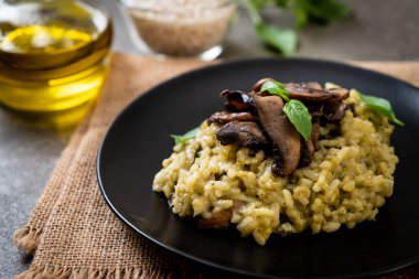 Pesto ve peynir ile ev yapımı Mantarlı Risotto