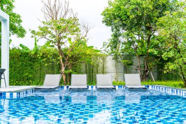 Otel ve tatil seyahat ve tatil için açık yüzme havuzunda havuzuyla yatak