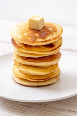 tereyağı ve bal ile krep yığını