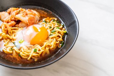 Kimchi ve yumurta - Korece ramen tarzı ile Kore anlık erişte