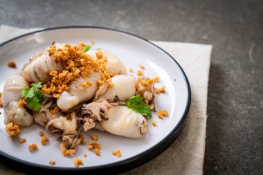 Kızarmış kalamar ya da tabakta sarımsak olan ahtapot.