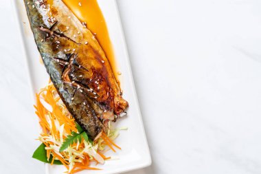 Teriyaki sosu - Japon yemekleri tarzı ile ızgara Saba Balık biftek
