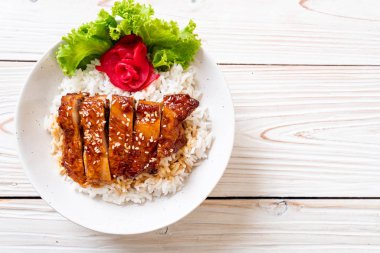tepesinde ekmek kapısı üzerinde teriyaki soslu ızgara tavuk