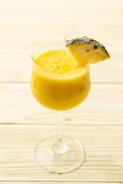 Tahta masada taze ananas suyu bardağı - Sağlıklı içecek