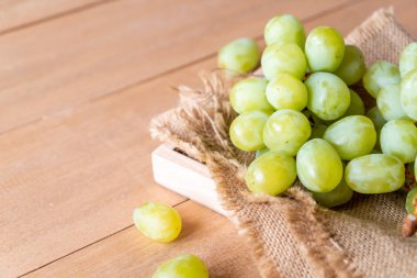 ahşap arka plan üzerinde taze yeşil üzüm