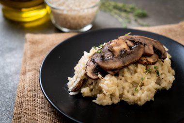Mantar ve peynir ile ev yapımı risotto