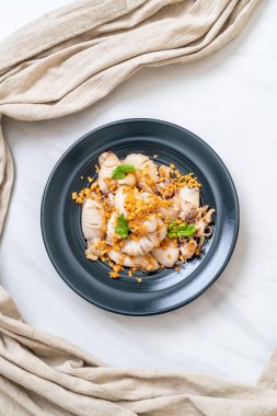 Kızarmış kalamar ya da tabakta sarımsak olan ahtapot.