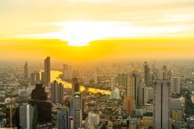 Bangkok cityscape ile bina ve günbatımı gökyüzü ile Tayland architecturein güzel dış