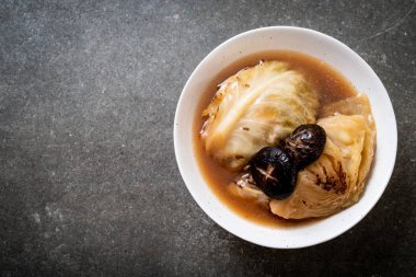 kırmızı mantar - vegan ve Asya tarzı Vejetaryen yiyecekler çorbası haşlanmış lahana