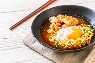 Kimchi ve yumurta - Korece ramen tarzı ile Kore anlık erişte