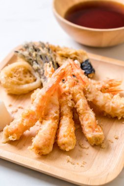 karides tempura (hırpalanmış kızarmış karides) sebze - Japon gıda tarzı