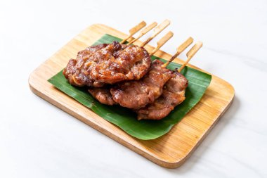 Beyaz pilavlı ızgara süt domuzu. Tayland sokak yemeği tarzı.