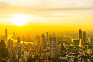 Bangkok cityscape ile bina ve günbatımı gökyüzü ile Tayland architecturein güzel dış