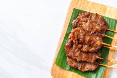 Beyaz pilavlı ızgara süt domuzu. Tayland sokak yemeği tarzı.