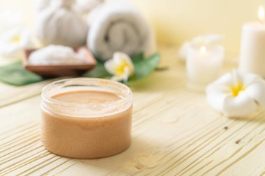 Ahşap zemin üzerine kurulmuş kaplıca tedavileri - Güzellik konsepti