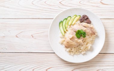 Hainanese tavuklu pilav ya da haşlanmış tavuklu pilav - Asya gıda tarzı