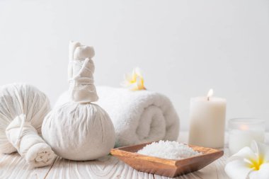Spa bitkisel top mum ve orkide - güzellik kavramı ile sıkıştırma