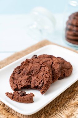 ahşap zemin üzerine çikolata parçaları ile çikolata kurabiye