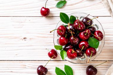 Ahşap arka planda taze kirazlar