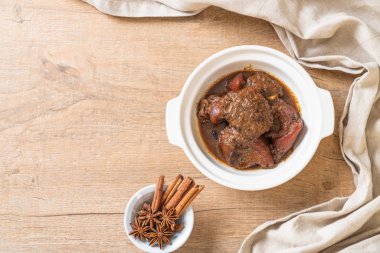 herb - Phuket Tayland geleneksel gıda tarzı ile domuz eti güveç