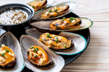 deniz ürünleri midye limon ve sarımsak ile