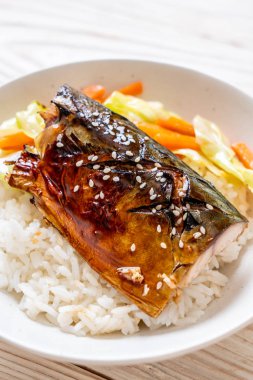 saba balık tepesinde tabağı - Japon tarzı üzerinde teriyaki soslu ızgara