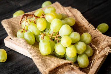 ahşap arka plan üzerinde taze yeşil üzüm