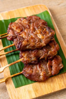 Beyaz pilavlı ızgara süt domuzu. Tayland sokak yemeği tarzı.