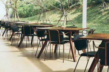 Boş masa ve sandalye restoranda