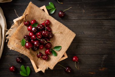 Ahşap arka planda taze kirazlar