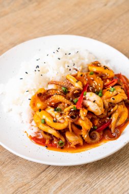 tavada kızartılmış ahtapot veya kalamar ve pirinç - Kore yemeği tarzı ile Kore baharatlı hamur (osam bulgogi)