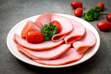 tabağa dilimlenmiş jambon füme