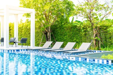 Otel ve tatil seyahat ve tatil için açık yüzme havuzunda havuzuyla yatak