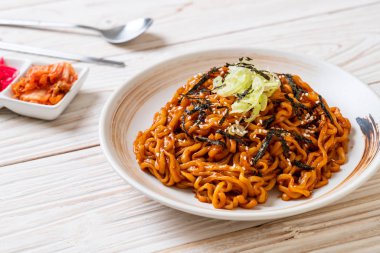Kore sıcak ve baharatlı anlık noodle kimchi - Kore yemeği tarzı ile
