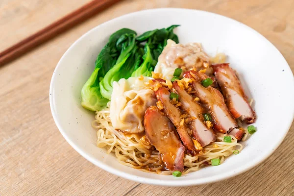 Fideos Huevo Con Cerdo Asado Rojo Wonton Estilo Comida Asiática — Foto de Stock