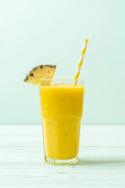 Färsk Ananas Smoothie Glas Trä Bord Hälsosam Dryck — Stockfoto