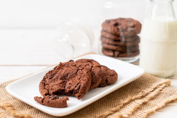 Galletas Chocolate Con Chispas Chocolate Sobre Fondo Madera — Foto de Stock