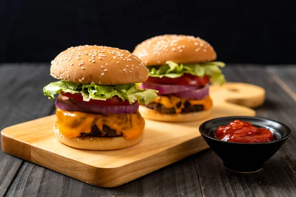 Čerstvé Chutné Hovězí Burger Sýrem Kečupem Pozadí — Stock fotografie