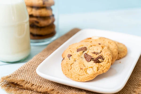 Galletas Con Chispas Chocolate Sobre Fondo Madera — Foto de Stock