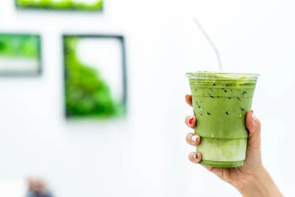 Close Hand Holding Iced Matcha Latte Green Tea Cup — Stock Photo, Image