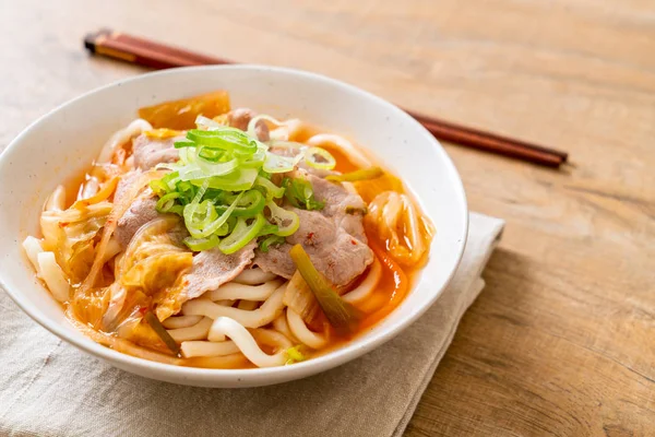 Udon ramen noodle ile domuz eti ve kimchi - Kore ve Japon gıda tarzı