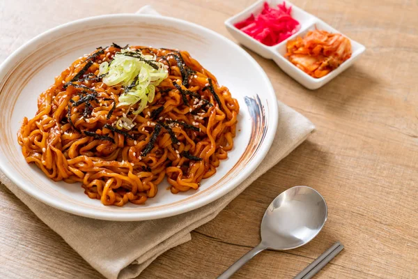 Kore sıcak ve baharatlı anlık noodle kimchi - Kore yemeği tarzı ile