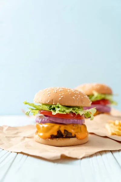 Frische Leckere Rindfleisch Burger Mit Käse Und Pommes Frites Auf — Stockfoto