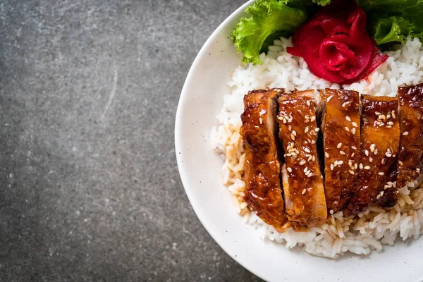 Gegrilltes Huhn Mit Teriyaki Sauce Auf Reisschüssel — Stockfoto